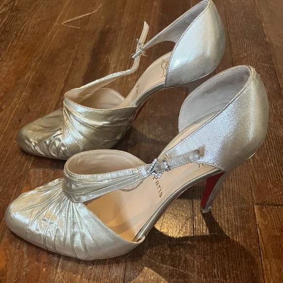 Christian Loubuiton Metallic Gold Pumps - Picture 4 of 6